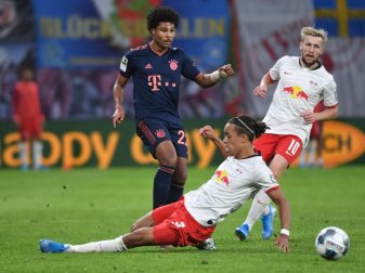 Serge Gnabry (l) wird beim FC Bayern München von Beginn an spielen. Foto: Hendrik Schmidt Serge Gnabry (l) wird beim FC Bayern München von Beginn an spielen. Foto: Hendrik Schmidt