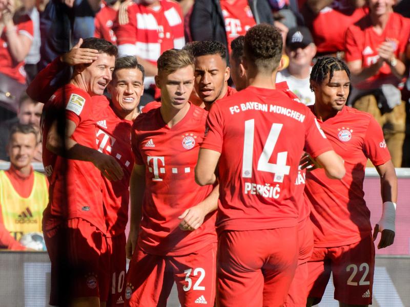 Die Spieler von Bayern München jubeln mit Torschütze Robert Lewandowski (l) über die 1:0-Führung gegen Union Berlin. Foto: Matthias Balk