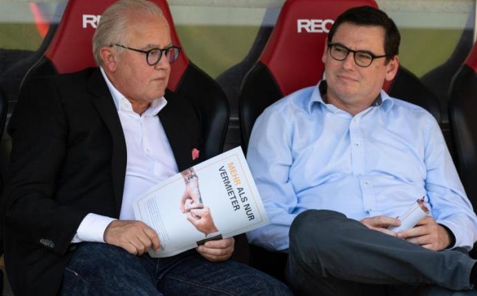 Freibugs Präsident Fritz Keller (l) und Geschäftsführer Oliver Leki beim Spiel gegen den FC Augsburg auf der Bank. Foto: Patrick Seeger