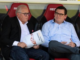 Freibugs Präsident Fritz Keller (l) und Geschäftsführer Oliver Leki beim Spiel gegen den FC Augsburg auf der Bank. Foto: Patrick Seeger Freibugs Präsident Fritz Keller (l) und Geschäftsführer Oliver Leki beim Spiel gegen den FC Augsburg auf der Bank. Foto: Patrick Seeger