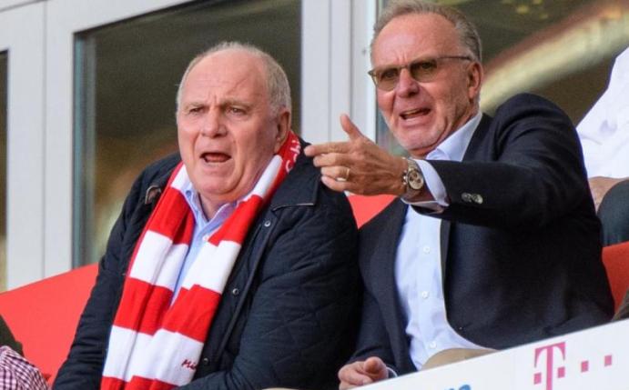 Hatte in der Torwartdebatte noch für einen Rundumschlag gesorgt: Uli Hoeneß (l, neben Karl-Heinz Rummenigge) beim Spiel gegen den FC Köln. Foto: Matthias Balk