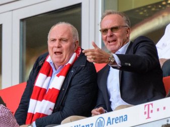 Hatte in der Torwartdebatte noch für einen Rundumschlag gesorgt: Uli Hoeneß (l, neben Karl-Heinz Rummenigge) beim Spiel gegen den FC Köln. Foto: Matthias Balk Hatte in der Torwartdebatte noch für einen Rundumschlag gesorgt: Uli Hoeneß (l, neben Karl-Heinz Rummenigge) beim Spiel gegen den FC Köln. Foto: Matthias Balk