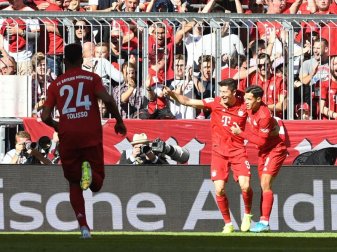 Trumpfte gegen den FC Köln groß auf: Robert Lewandowski (M) bejubelt mit Philippe Coutinho (r) und Corentin Tolisso einen Treffer. Foto: Angelika Warmuth Trumpfte gegen den FC Köln groß auf: Robert Lewandowski (M) bejubelt mit Philippe Coutinho (r) und Corentin Tolisso einen Treffer. Foto: Angelika Warmuth