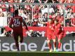 Trumpfte gegen den FC Köln groß auf: Robert Lewandowski (M) bejubelt mit Philippe Coutinho (r) und Corentin Tolisso einen Treffer. Foto: Angelika Warmuth