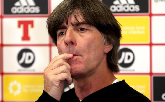 Joachim Löw will sich von der Torwart-Debatte nicht beeinflussen lassen. Foto: Liam Mcburney/PA Wire