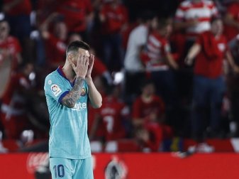 Barcelonas Messi reagiert nach der Niederlage gegen Granada enttäuscht. Foto: Miguel Morenatti/AP Barcelonas Messi reagiert nach der Niederlage gegen Granada enttäuscht. Foto: Miguel Morenatti/AP