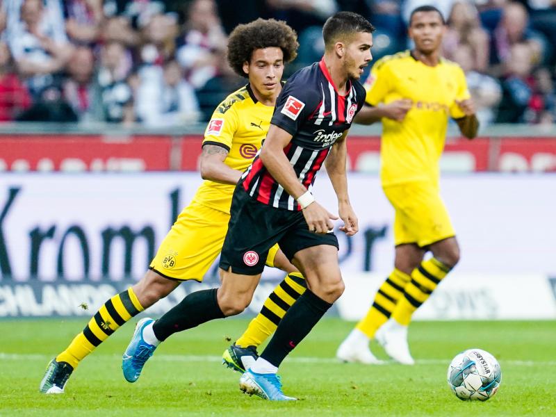 Frankfurts André Silva (r) im Duell mit Dortmunds Axel Witsel. Foto: Uwe Anspach