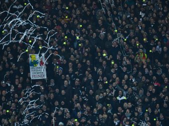 Bei Montagsspielen flogen von der Tribüne Tennisbälle auf den Platz. Foto: Uwe Anspach Bei Montagsspielen flogen von der Tribüne Tennisbälle auf den Platz. Foto: Uwe Anspach