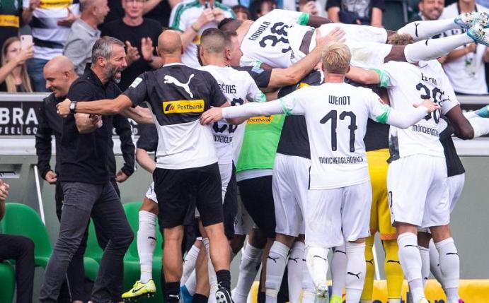 Marco Rose (2.v.l.) und seine Gladbacher bejubeln den Sieg gegen Düsseldorf. Foto: Marius Becker