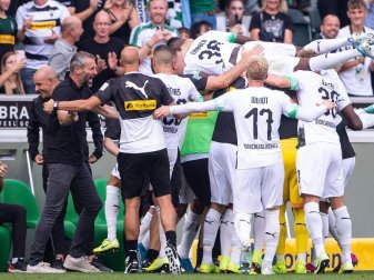 Marco Rose (2.v.l.) und seine Gladbacher bejubeln den Sieg gegen Düsseldorf. Foto: Marius Becker Marco Rose (2.v.l.) und seine Gladbacher bejubeln den Sieg gegen Düsseldorf. Foto: Marius Becker