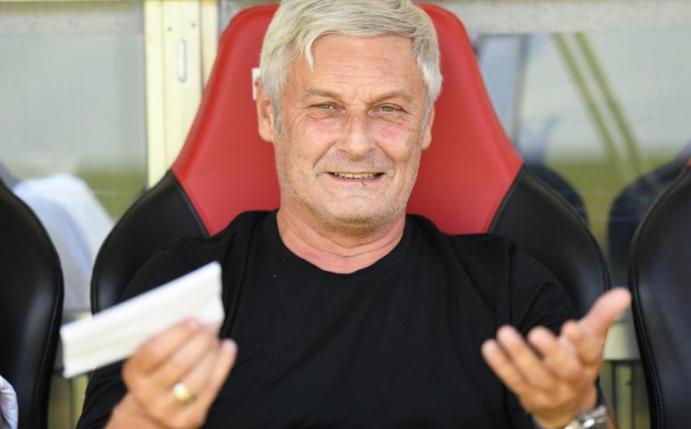 War mit einigen Entscheidungen des Schiedsrichters nicht einverstanden: Kölns Sportgeschäftsführer Armin Veh. Foto: Patrick Seeger
