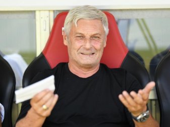 War mit einigen Entscheidungen des Schiedsrichters nicht einverstanden: Kölns Sportgeschäftsführer Armin Veh. Foto: Patrick Seeger War mit einigen Entscheidungen des Schiedsrichters nicht einverstanden: Kölns Sportgeschäftsführer Armin Veh. Foto: Patrick Seeger