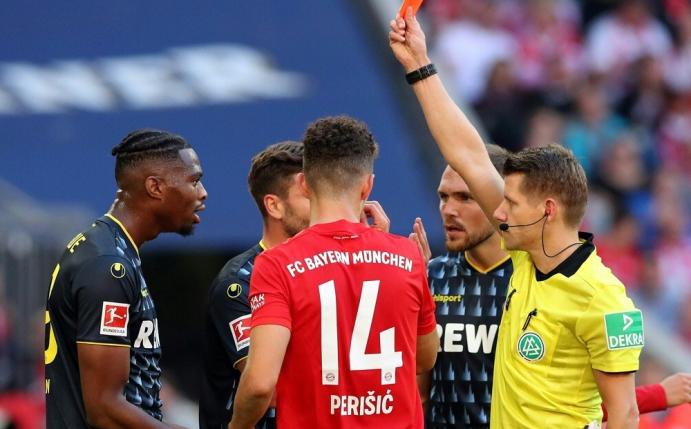 Kingsley Ehizibue (l.) darf gegen Berlin nur zuschauen