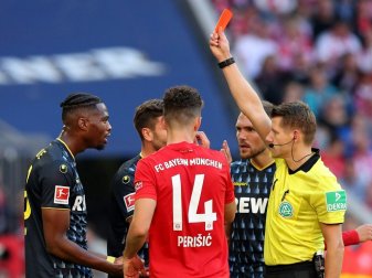 Kingsley Ehizibue (l.) darf gegen Berlin nur zuschauen Kingsley Ehizibue (l.) darf gegen Berlin nur zuschauen
