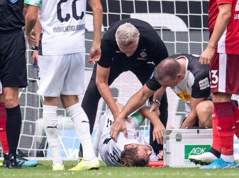 Gladbachs Tony Jantschke liegt nach einem Zusammenprall auf dem Rasen und wird betreut. Foto: Marius Becker Gladbachs Tony Jantschke liegt nach einem Zusammenprall auf dem Rasen und wird betreut. Foto: Marius Becker