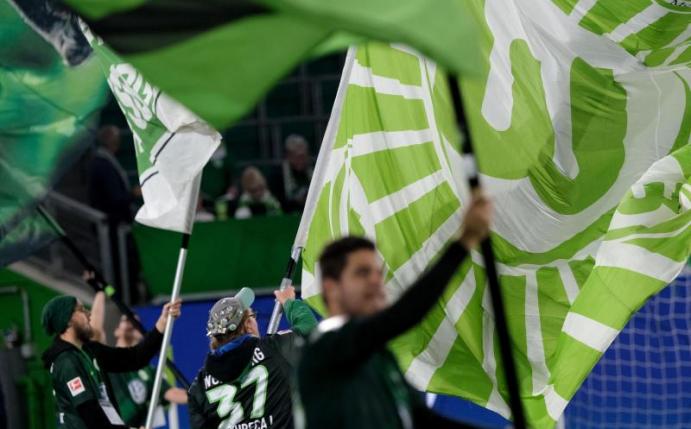Der harte Kern der Wolfsburger Fans will aus Protest gegen Montagsspiele eine Halbzeit schweigen. Foot: Peter Steffen Foto: Peter Steffen