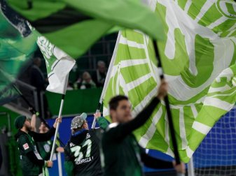 Der harte Kern der Wolfsburger Fans will aus Protest gegen Montagsspiele eine Halbzeit schweigen. Foot: Peter Steffen Foto: Peter Steffen Der harte Kern der Wolfsburger Fans will aus Protest gegen Montagsspiele eine Halbzeit schweigen. Foot: Peter Steffen Foto: Peter Steffen