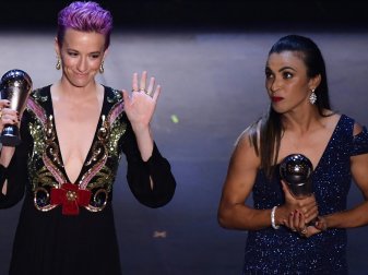 Rapinoe (l.) weiß außerhalb des Platzes zu polarisieren Rapinoe (l.) weiß außerhalb des Platzes zu polarisieren