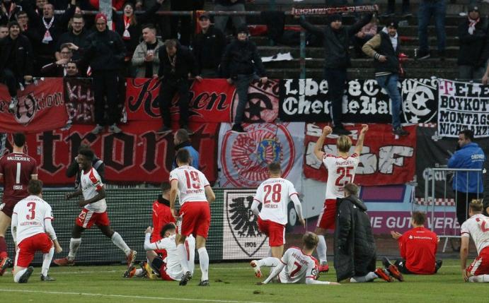 Hallescher FC protestiert nach 2:2 gegen Preußen Münster