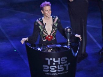Nutzte die FIFA-Gala in Mailand für ihre Botschaft: Weltfußballerin Megan Rapinoe. Foto: Antonio Calanni/AP Nutzte die FIFA-Gala in Mailand für ihre Botschaft: Weltfußballerin Megan Rapinoe. Foto: Antonio Calanni/AP