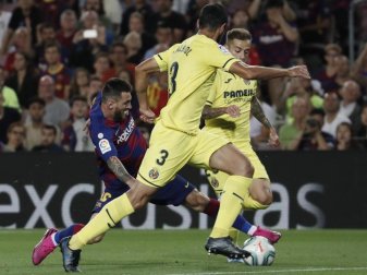 Barcelonas Lionel Messi (l) in Aktion gegen Raúl Albiol (M) und Rubén Peña vom FC Villarreal. Foto: Joan Monfort/AP Barcelonas Lionel Messi (l) in Aktion gegen Raúl Albiol (M) und Rubén Peña vom FC Villarreal. Foto: Joan Monfort/AP