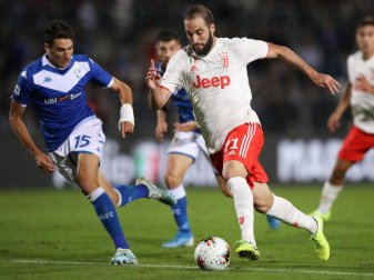Gonzalo Higuain von Juventus und Andrea Cistana (l) von Brescia Calcio kämpfen um den Ball. Foto: Jonathan Moscrop/CSM via ZUMA Wire Gonzalo Higuain von Juventus und Andrea Cistana (l) von Brescia Calcio kämpfen um den Ball. Foto: Jonathan Moscrop/CSM via ZUMA Wire