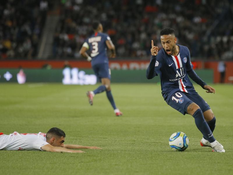 PSG-Star Neymar (r) hat Mathieu Cafaro von Stade Reims gefoult. Foto: Michel Euler/AP