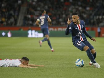 PSG-Star Neymar (r) hat Mathieu Cafaro von Stade Reims gefoult. Foto: Michel Euler/AP PSG-Star Neymar (r) hat Mathieu Cafaro von Stade Reims gefoult. Foto: Michel Euler/AP