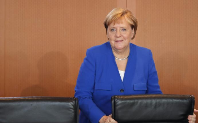 Angela Merkel lobt das DFB-Projekt in Frankfurt