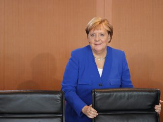 Angela Merkel lobt das DFB-Projekt in Frankfurt Angela Merkel lobt das DFB-Projekt in Frankfurt