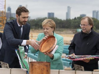 Bundeskanzlerin Agela Merkel (M) packt bei der Grundsteinlegung zur DFB-Akademie mit an. Foto: Boris Roessler Bundeskanzlerin Agela Merkel (M) packt bei der Grundsteinlegung zur DFB-Akademie mit an. Foto: Boris Roessler