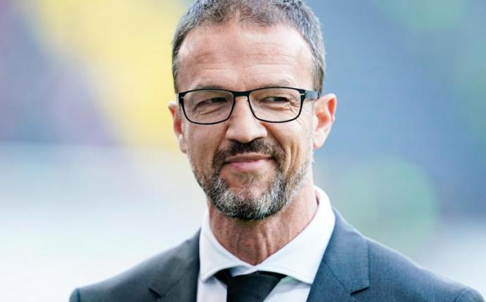 Stellt sich vor Andreas Möller: Sport-Vorstand Fredi Bobic. Foto: Uwe Anspach