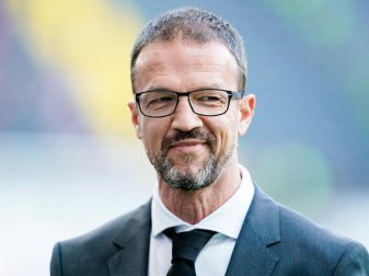Stellt sich vor Andreas Möller: Sport-Vorstand Fredi Bobic. Foto: Uwe Anspach Stellt sich vor Andreas Möller: Sport-Vorstand Fredi Bobic. Foto: Uwe Anspach