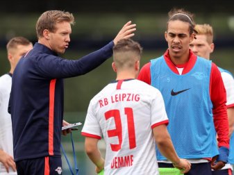 Trainer Julian Nagelsmann (l) will sich mit RB Leipzig an der Tabellenspitze behaupten. Foto: Jan Woitas Trainer Julian Nagelsmann (l) will sich mit RB Leipzig an der Tabellenspitze behaupten. Foto: Jan Woitas