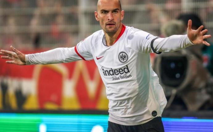 Frankfurts Bas Dost jubelt über seinen Treffer gegen Union Berlin. Foto: Andreas Gora