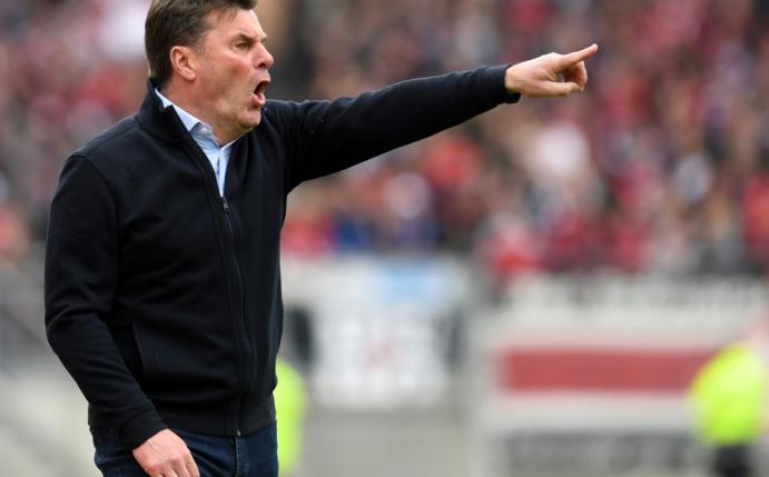 Trainer Hecking und der HSV spielen in Regensburg 2:2