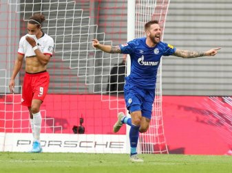 Schalkes Guido Burgstaller (r) jubelt nach dem Tor zum 0:1 durch seinen Teamkollegen Sane. Foto: Jan Woitas Schalkes Guido Burgstaller (r) jubelt nach dem Tor zum 0:1 durch seinen Teamkollegen Sane. Foto: Jan Woitas