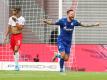 Schalkes Guido Burgstaller (r) jubelt nach dem Tor zum 0:1 durch seinen Teamkollegen Sane. Foto: Jan Woitas