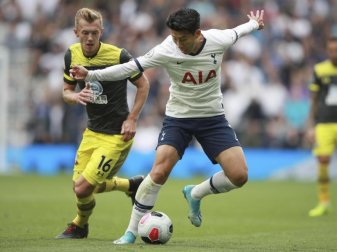 Tottenhams Son Heung-min (r) behauptet den Ball gegen Southamptons James Ward-Prowse (l). Foto: Ian Walton/AP Tottenhams Son Heung-min (r) behauptet den Ball gegen Southamptons James Ward-Prowse (l). Foto: Ian Walton/AP