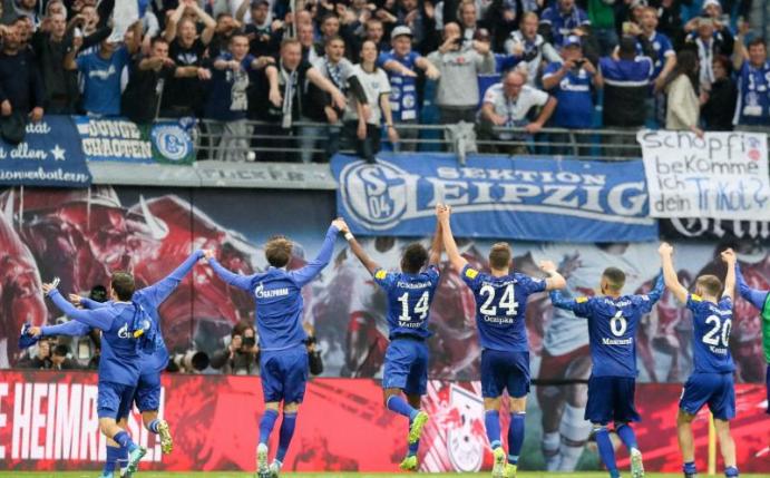 Die Schalker Spieler lassen sich nach dem Sieg in Leipzig von den Fans feiern. Foto: Jan Woitas
