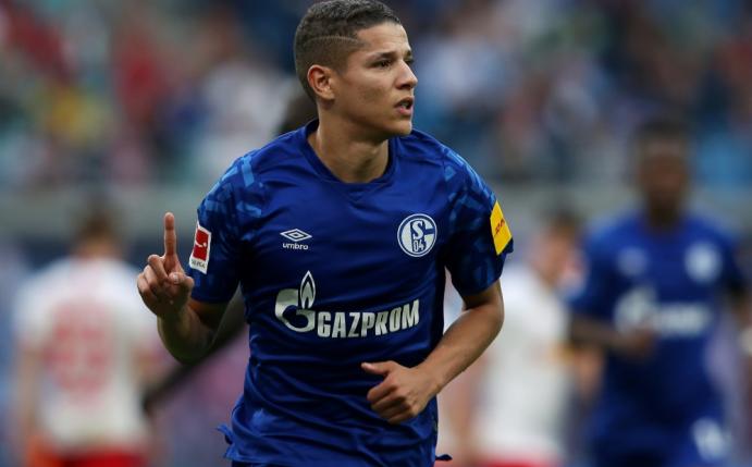 Harit tritt auf und neben dem Platz selbstbewusst auf
