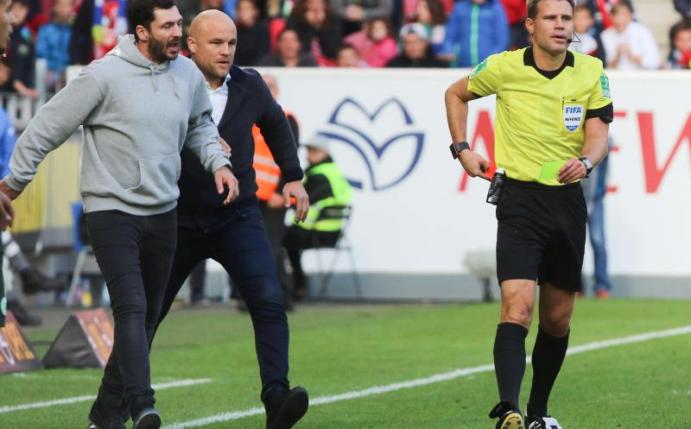Der Mainzer Trainer Sandro Schwarz beschwert sich bei Schiedsrichter Felix Brych. Foto: Frank Rumpenhorst