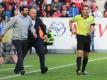 Der Mainzer Trainer Sandro Schwarz beschwert sich bei Schiedsrichter Felix Brych. Foto: Frank Rumpenhorst