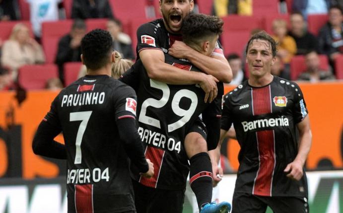 Die Spieler von Bayer Leverkusen feiern den Sieg beim FC Augsburg. Foto: Stefan Puchner