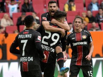 Die Spieler von Bayer Leverkusen feiern den Sieg beim FC Augsburg. Foto: Stefan Puchner Die Spieler von Bayer Leverkusen feiern den Sieg beim FC Augsburg. Foto: Stefan Puchner