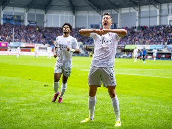 Robert Lewandowski (r) und Serge Gnabry trafen für die Bayern in Paderborn. Foto: Friso Gentsch Robert Lewandowski (r) und Serge Gnabry trafen für die Bayern in Paderborn. Foto: Friso Gentsch