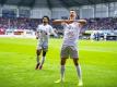 Robert Lewandowski (r) und Serge Gnabry trafen für die Bayern in Paderborn. Foto: Friso Gentsch
