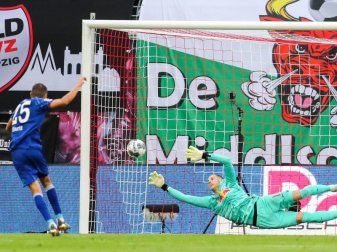 Leipzigs Torwart Peter Gulacsi kassierte gegen den FC Schalke gleich drei Treffer. Foto: Jan Woitas Leipzigs Torwart Peter Gulacsi kassierte gegen den FC Schalke gleich drei Treffer. Foto: Jan Woitas