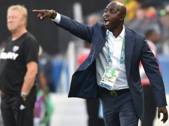 Siasia (r.) wurde lebenslang von der FIFA gesperrt Siasia (r.) wurde lebenslang von der FIFA gesperrt
