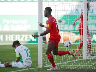 Kiels Makana Baku (M) jubelt über seinen Treffer zum 2:0 neben Marco Caligiuri (l) von der SpVgg Greuther Fürth. Foto: Daniel Karmann Kiels Makana Baku (M) jubelt über seinen Treffer zum 2:0 neben Marco Caligiuri (l) von der SpVgg Greuther Fürth. Foto: Daniel Karmann
